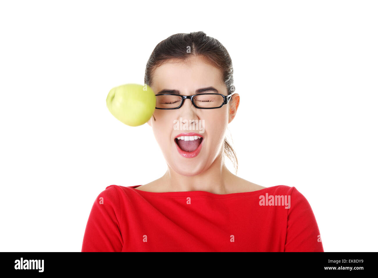Lässige Frau in Gläsern von Apple getroffen Stockfoto