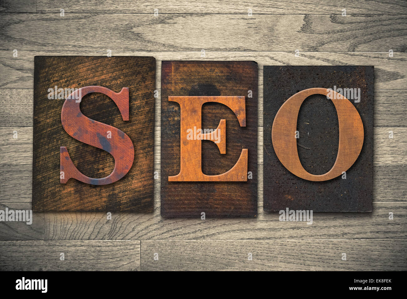 Das Wort "SEO" Thema in Vintage, Tinte befleckt, hölzerne Buchdruck Typ auf gemasertem Holz Hintergrund geschrieben. Stockfoto