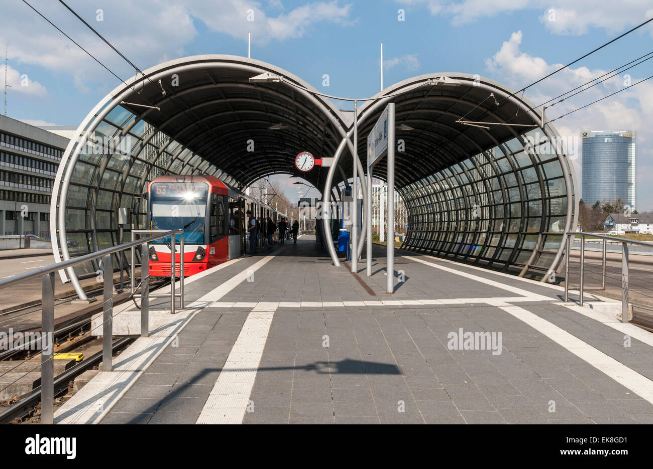 Moderne Station am südlichen Abschnitt der Stadtbahn oder Light Railway System in Bonn, Deutschland. Stockfoto