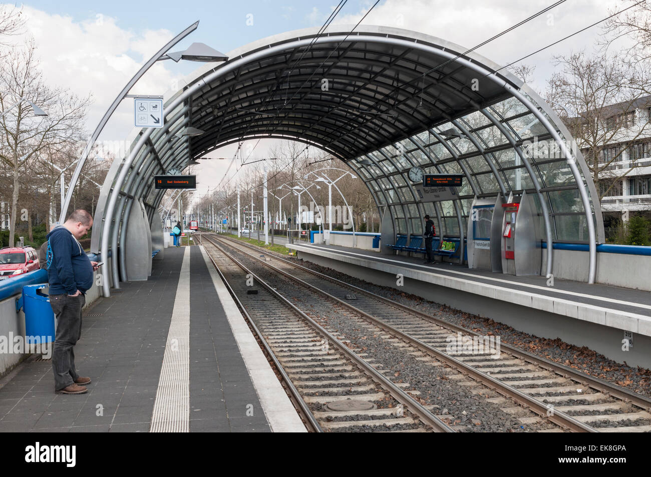 Moderne Station am südlichen Abschnitt der Stadtbahn oder Light Railway System in Bonn, Deutschland. Stockfoto