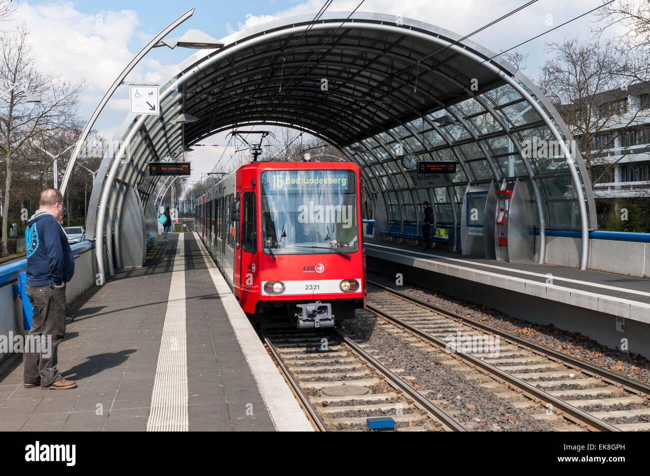 Moderne Station am südlichen Abschnitt der Stadtbahn oder Light Railway System in Bonn, Deutschland. Stockfoto