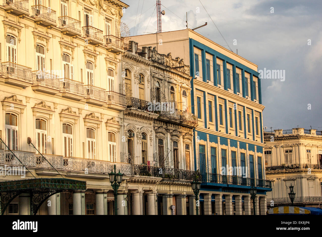 Vor dem Hotel Inglaterra grand Hotel in Alt-Havanna in Kuba mit seiner spanischen Kolonialismus Architektur in herrlichen Licht Stockfoto