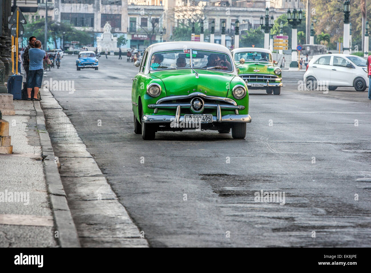 Amerikanische grüner Oldtimer in Paseo de Marti in Havanna in Kuba Stockfoto