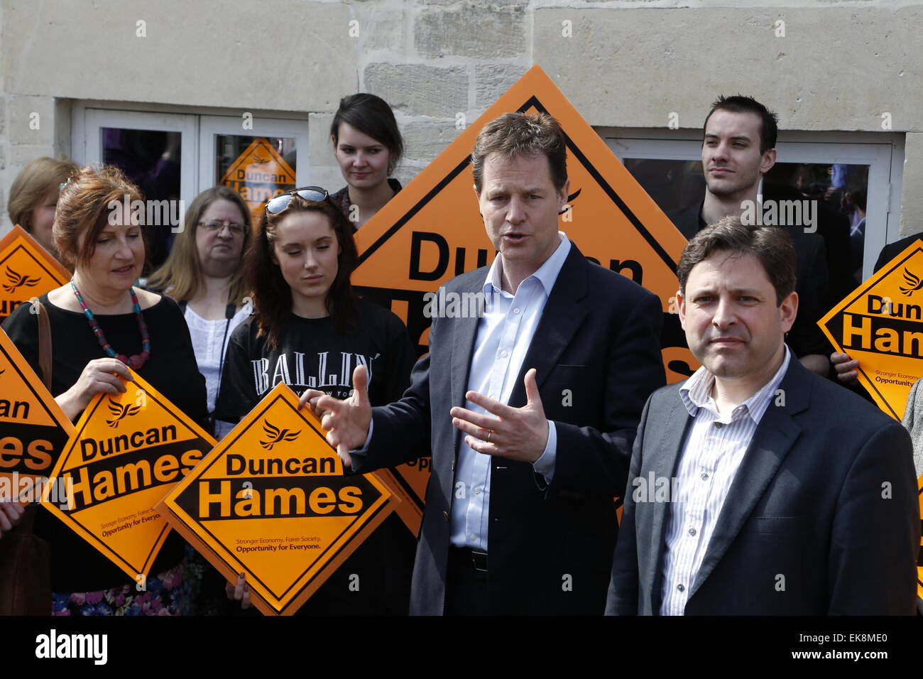 Chippenham, UK. 8. April 2015. Stellvertretender Ministerpräsident & Anführer der Lib Dems Nick Clegg mit Chippnham PPC Dunan Hames hosten eine aktivistische Kundgebung mit lokalen Partei Unterstützer in Holt Fragestellungen der laufenden Kampagne für den bevorstehenden Parlamentswahlen. Die Stellvertreter wurde zu einem Rundgang durch das malerische Dorf und den Aufenthalt von Duncan Hames behandelt, vor dem Besuch Mittagessen im Handschuh Factory Studios und Cafe mit Vorsitzender Chamber Of Commerce, Gareth Jones. Bildnachweis: Wayne Farrell/Alamy Live-Nachrichten Stockfoto