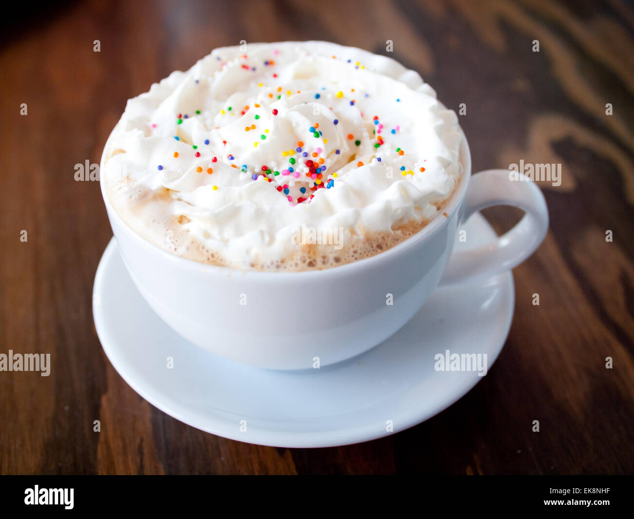Eine heiße Geburtstag Kuchen Milchkaffee mit bunten Streuseln und Schlagsahne aus d'Lish Tish Café in Saskatoon, Saskatchewan, Kanada. Stockfoto
