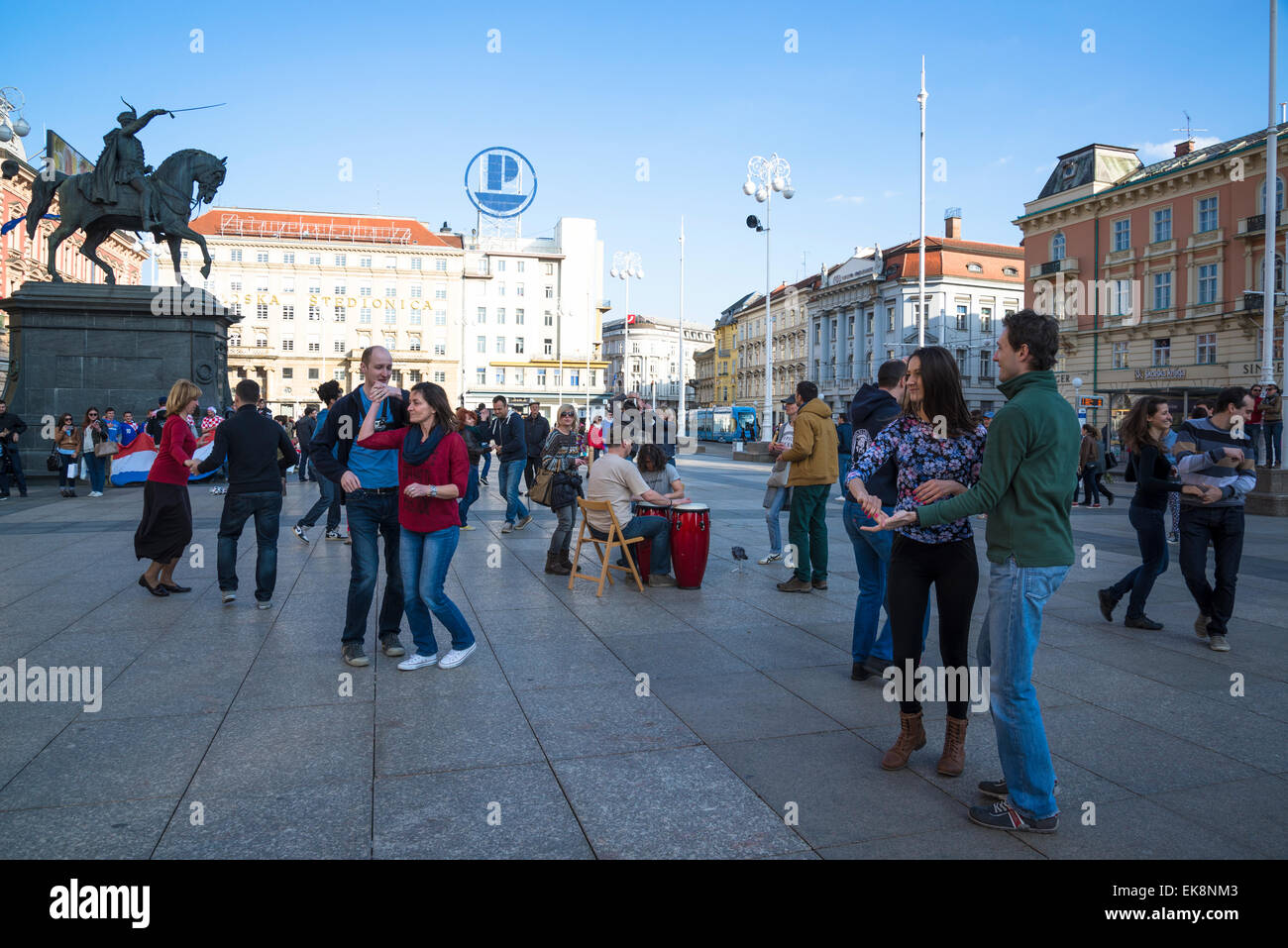 Menschen tanzen in Ban Jelacic Platz, Zagreb, Kroatien Stockfoto