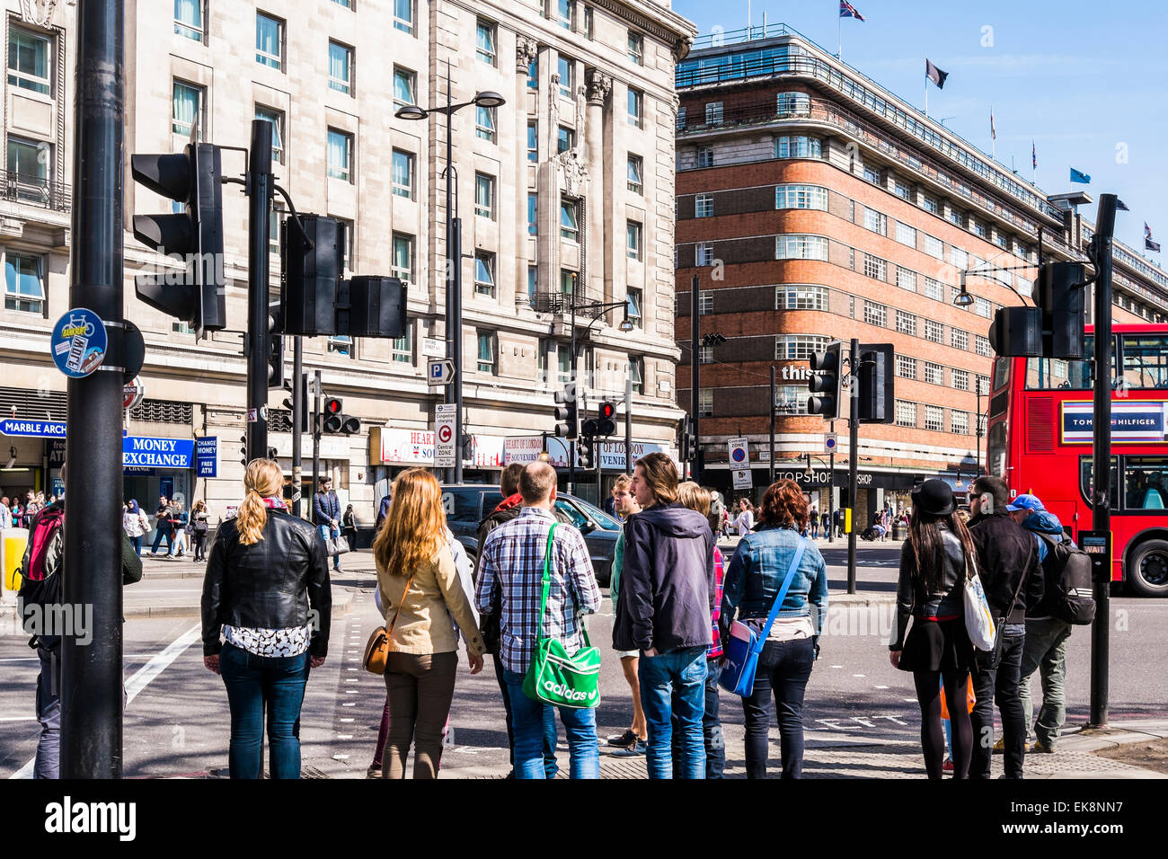 Menschen bei Straßenquerung - London Stockfoto