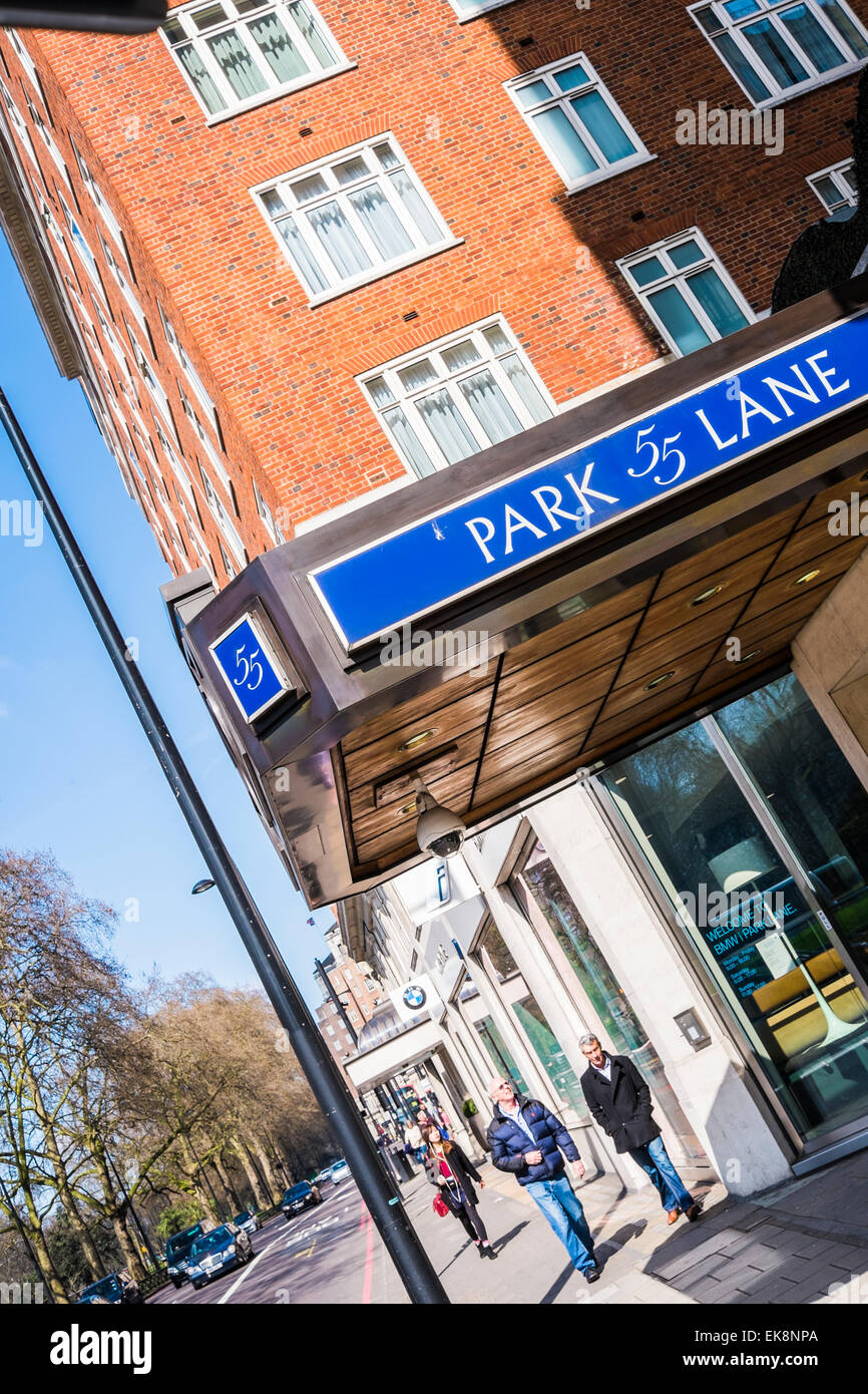 Menschen, die zu Fuß hinunter Park Lane - London Stockfoto