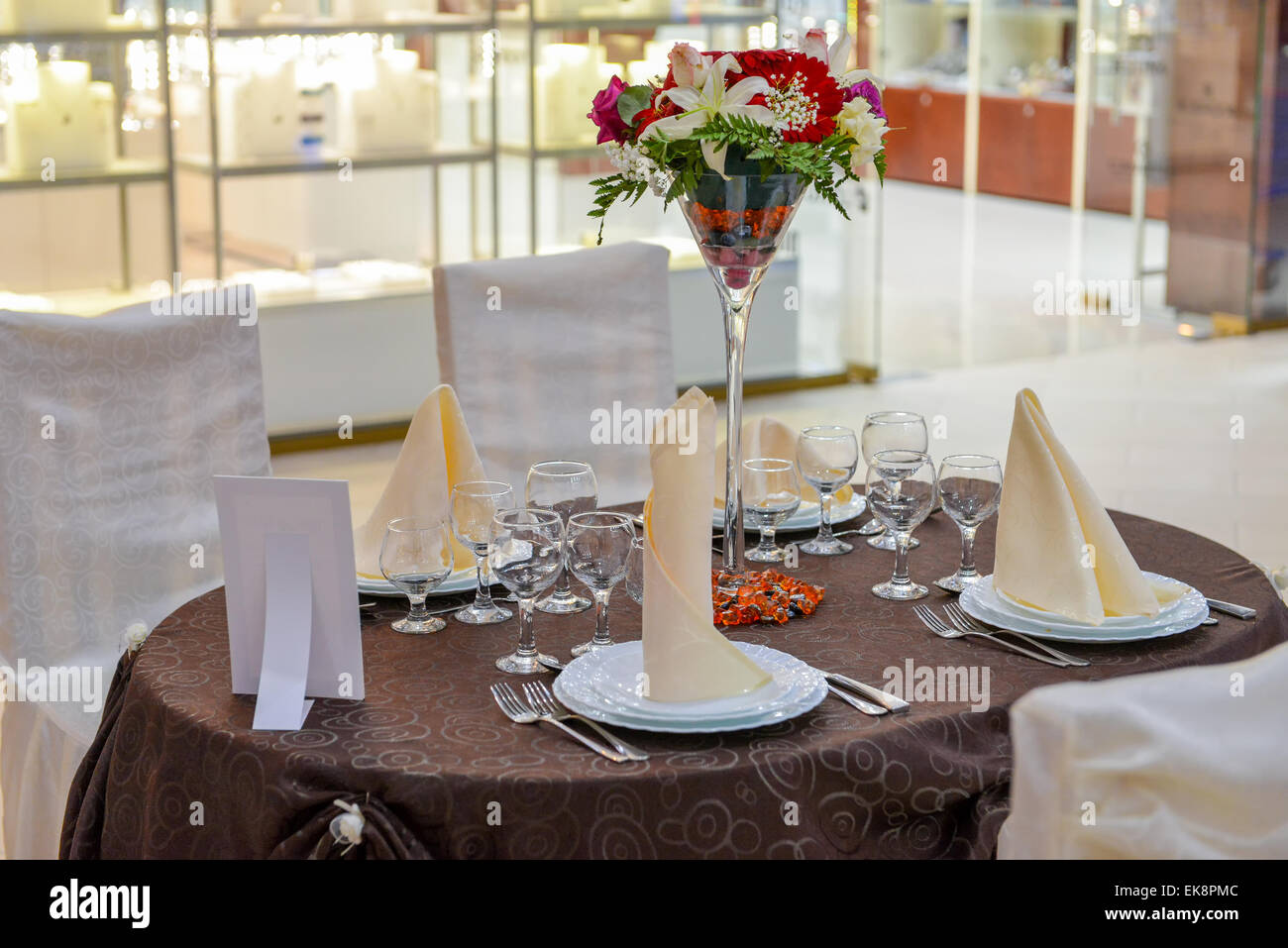 Hochzeitstafel angeordnet mit Blumenstrauß Stockfoto