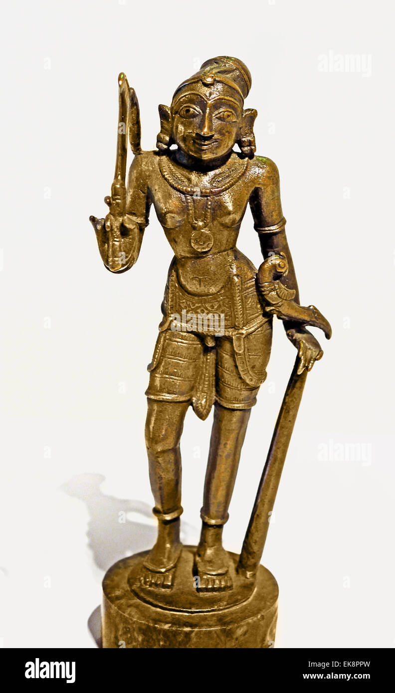 Karuppannasamy Indien Tamil Nadu Bronze 1600-1700 (neben Shiva und Vishnu, die in ganz Indien verehrt werden, das Land ist auch Zuhause zu einer Vielzahl von lokalen Gottheiten verbunden zu einer Region oder eines Clans. Karuppannasamy ist im südlichen Bundesstaat Tamil Nadu, insbesondere auf dem Lande verehrt. Er ist ein gefährlicher Gott, mit Opfern von Blut und Fleisch, im Austausch für die er die Felder schützt befriedet werden muss. Die Sense in seiner rechten Hand ist ein Verweis auf das) Stockfoto