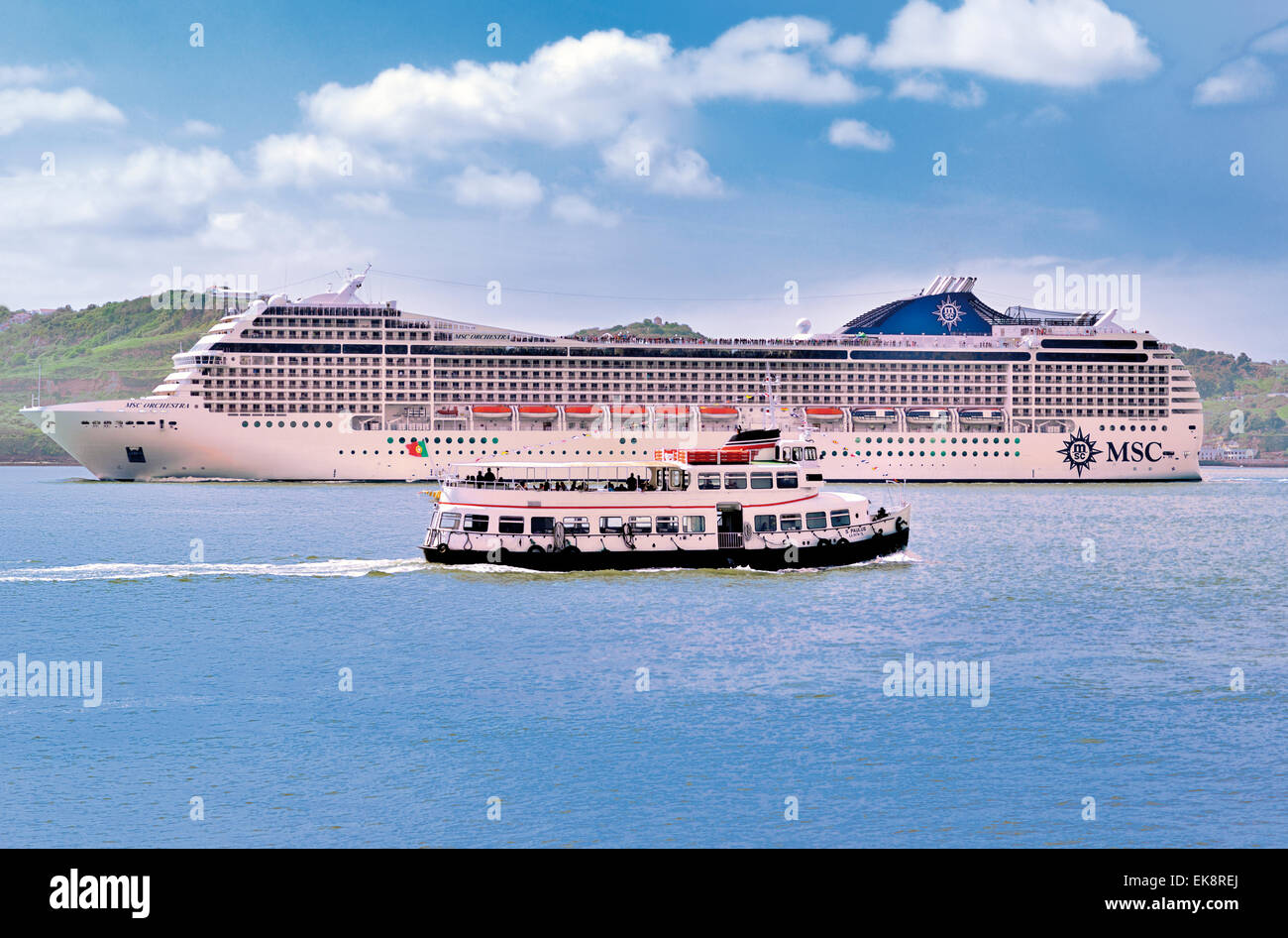 Portugal, Lissabon: Riesige Kreuzfahrtschiff und Fähre Boot treffen an der Mündung des Tejo Stockfoto