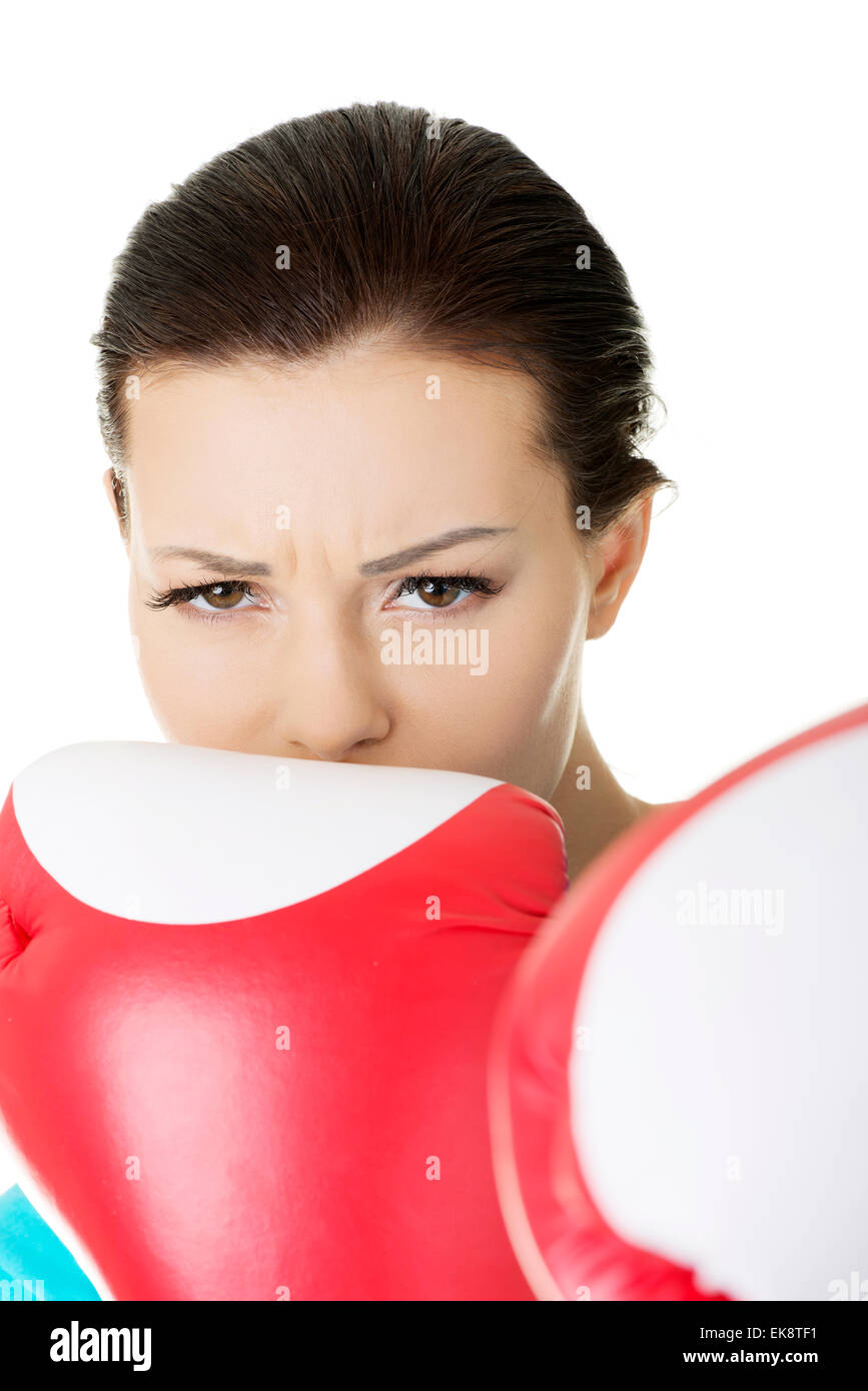 Boxen-Fitness-Frau tragen rote Boxhandschuhe Stockfoto