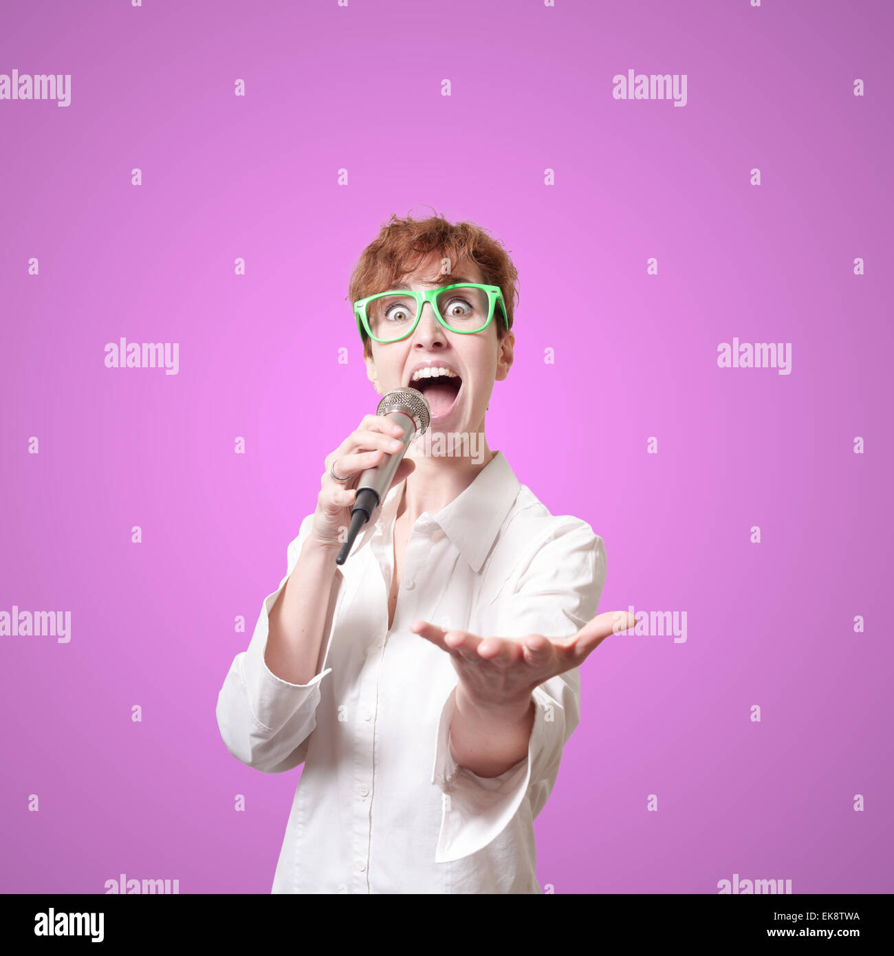 lustige kurze Haare singen Stockfoto