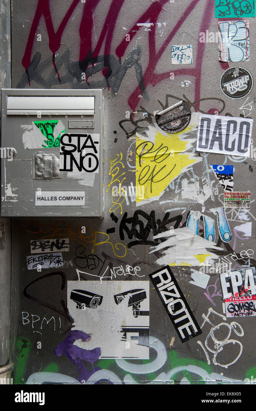 Postfach umgeben von Graffiti an der Wand in Paris, Frankreich-Europa-EU Stockfoto