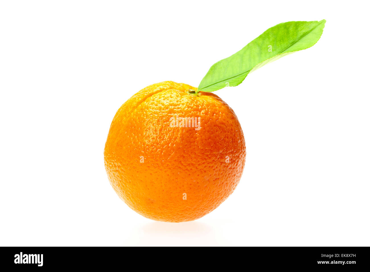 Orange mit grünen Blatt isoliert auf weiss Stockfoto