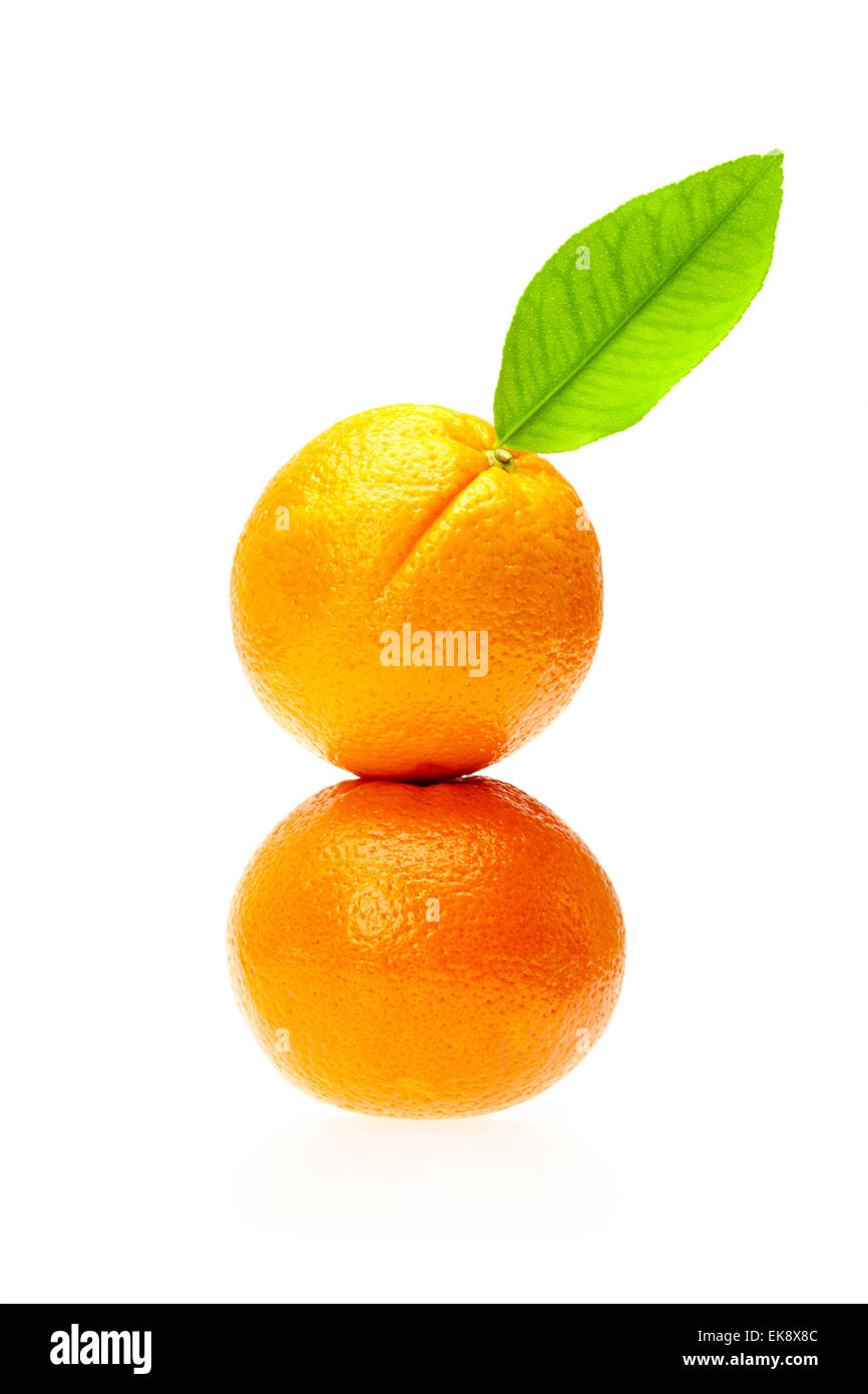 Orangen mit grünen Blatt isoliert auf weiss Stockfoto