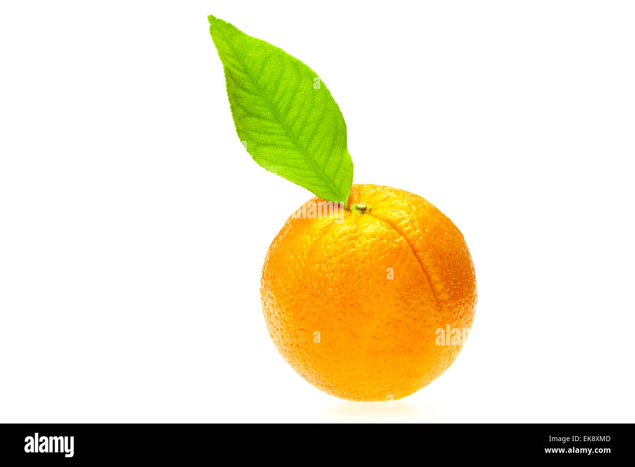 Orangen mit grünen Blatt isoliert auf weiss Stockfoto