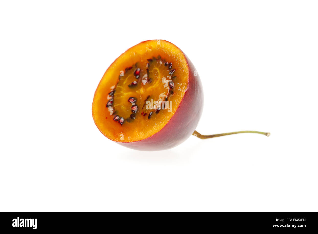 Tamarillo isoliert auf weiss zu halbieren Stockfoto