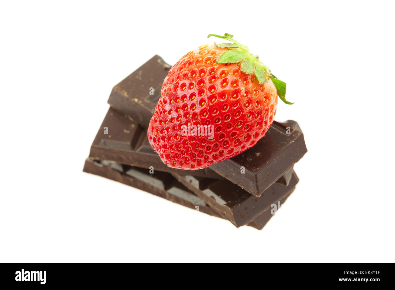 Erdbeere auf dem Berg Schokolade isoliert auf weiss Stockfoto