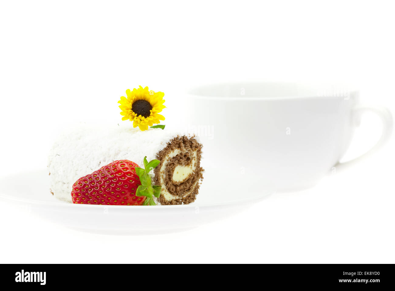 Kuchen-Roll, Erdbeeren und eine Blume auf dem Teller isoliert am Pfingstmontag Stockfoto