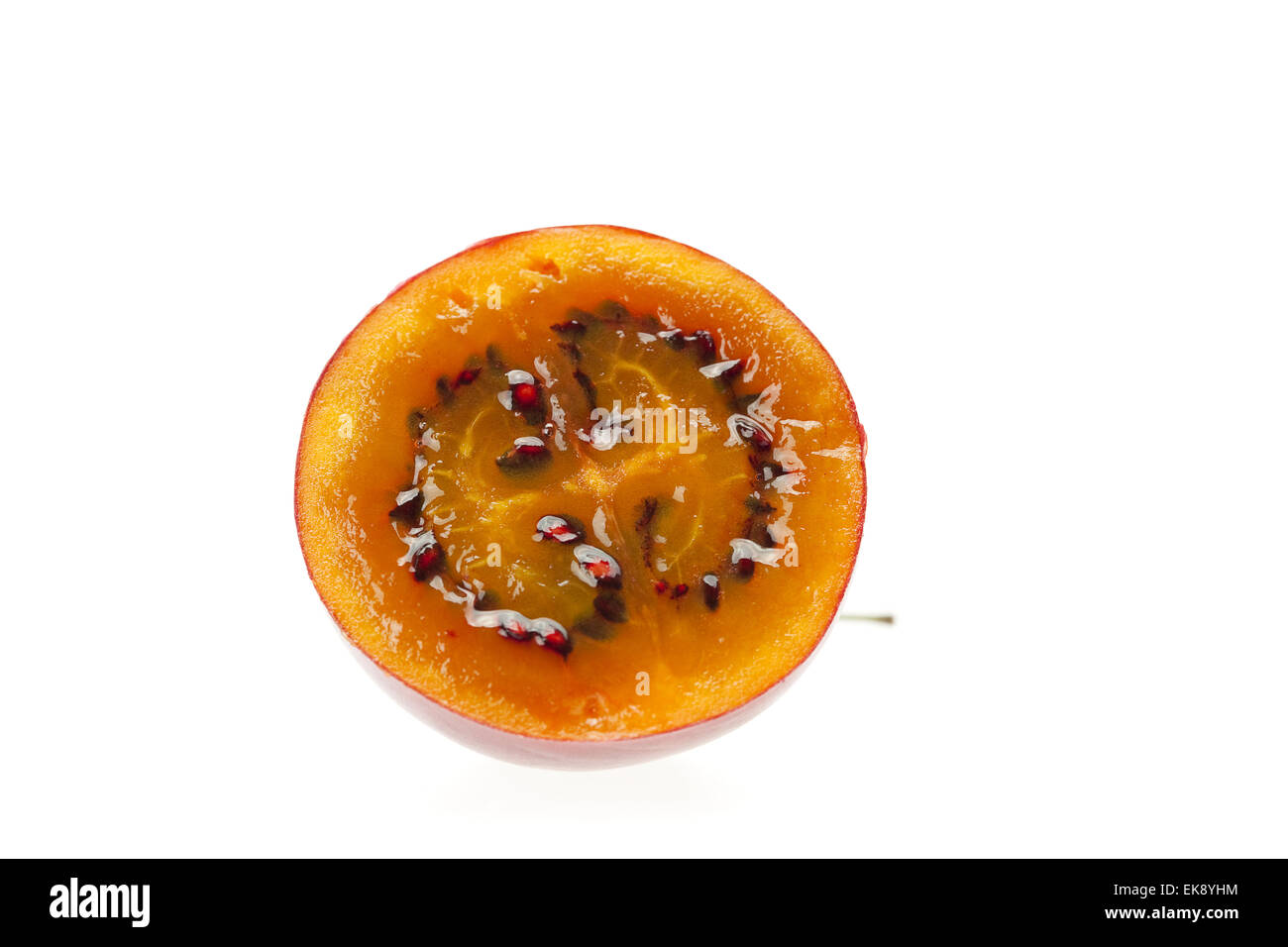 Tamarillo isoliert auf weiss zu halbieren Stockfoto