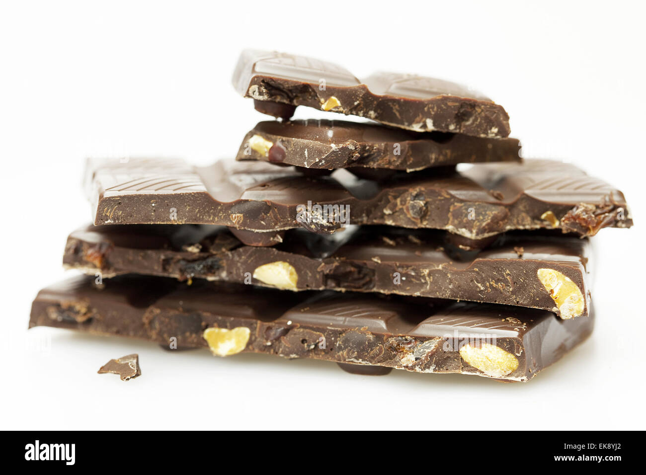 Stücke von Schokolade mit Nüssen und Rosinen gefalteten Berg, isola Stockfoto