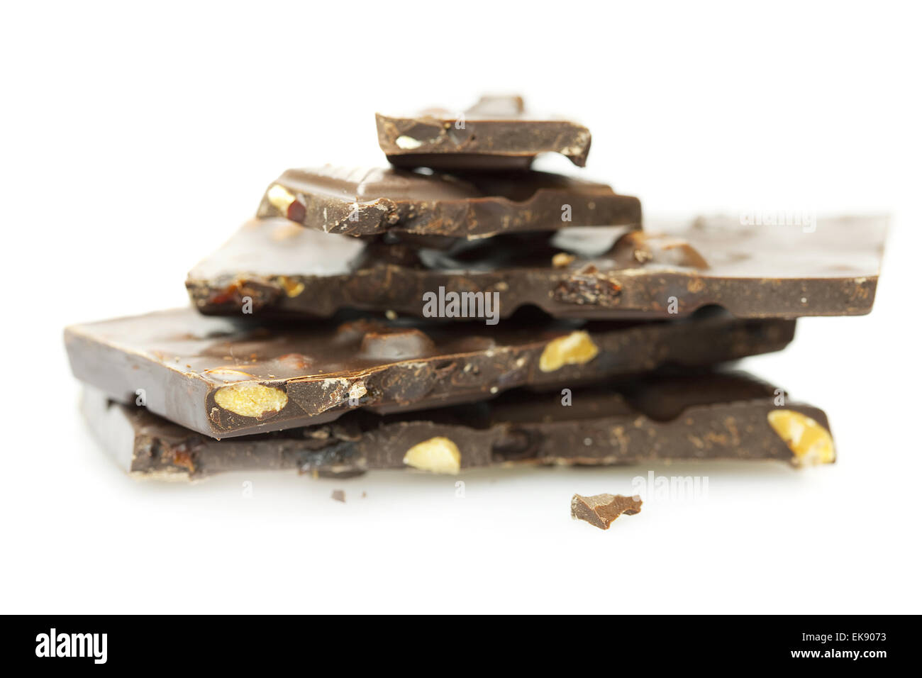 Stücke von Schokolade mit Nüssen und Rosinen gefalteten Berg, isola Stockfoto