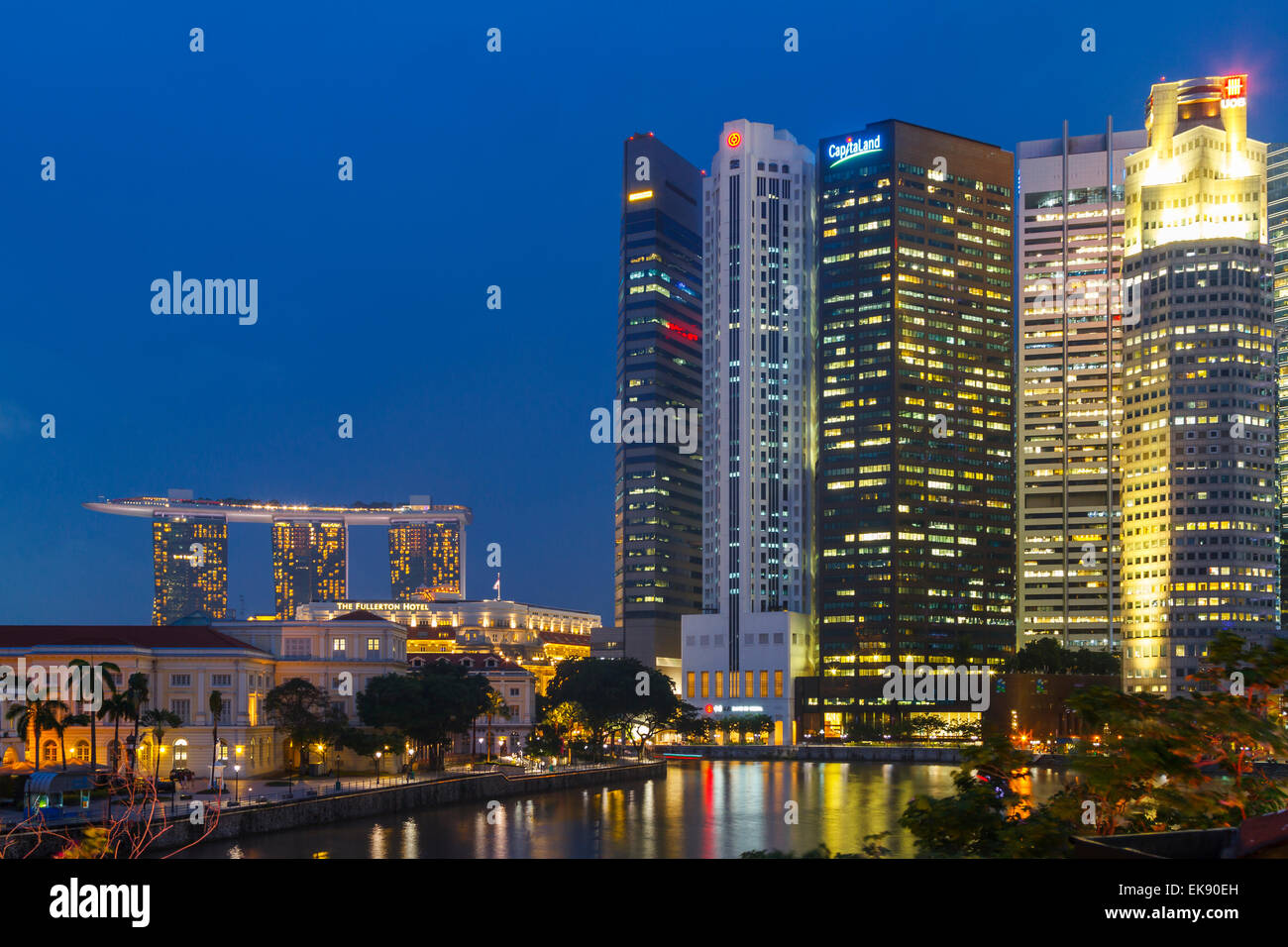 Wolkenkratzer und Marina Bay Sands Hotel in der Nacht. Singapur, Asien. Stockfoto