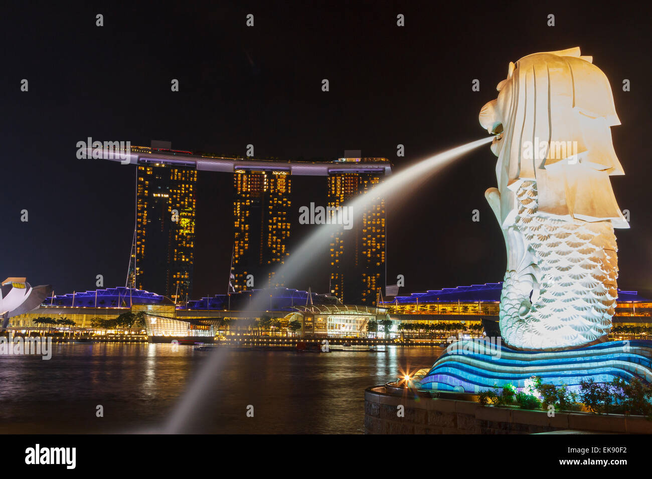 Marina Bay Sands Hotel und Merlion Statue. Singapur, Asien. Stockfoto