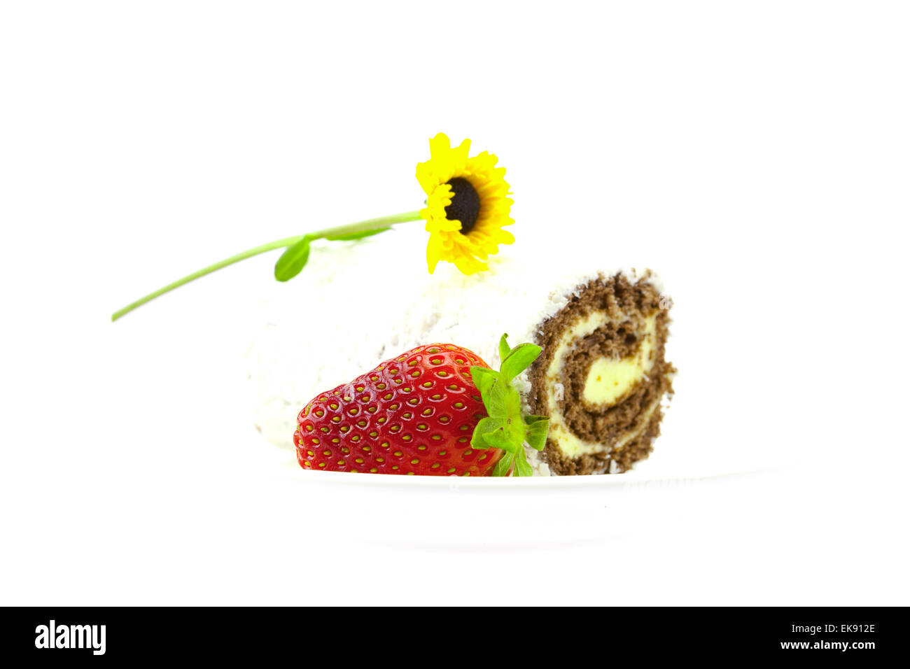 Brötchen-Blumen und Erdbeeren isoliert auf weiss Stockfoto