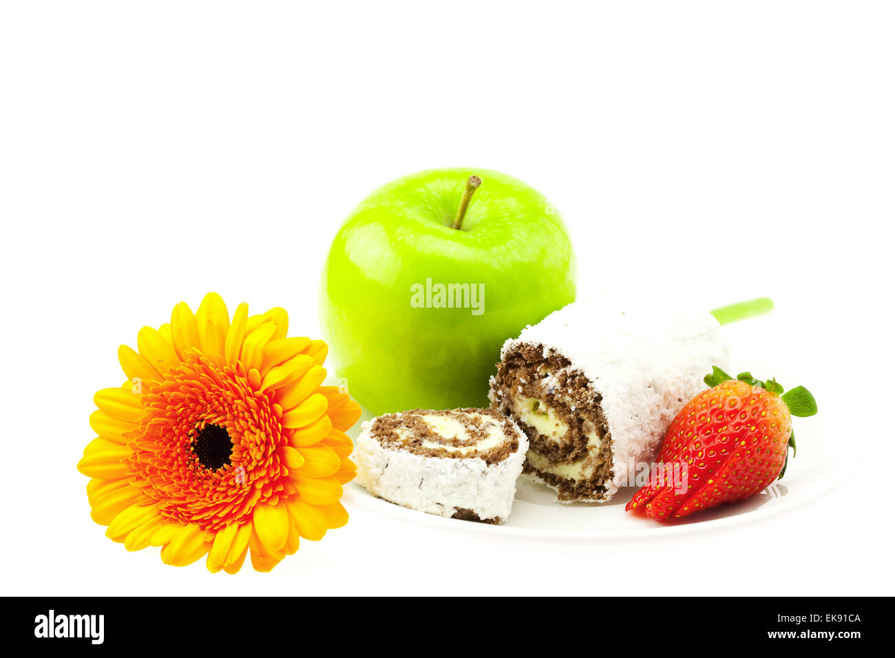 Kuchen, Erdbeere, Apfel und Blume isoliert auf weiss Stockfoto