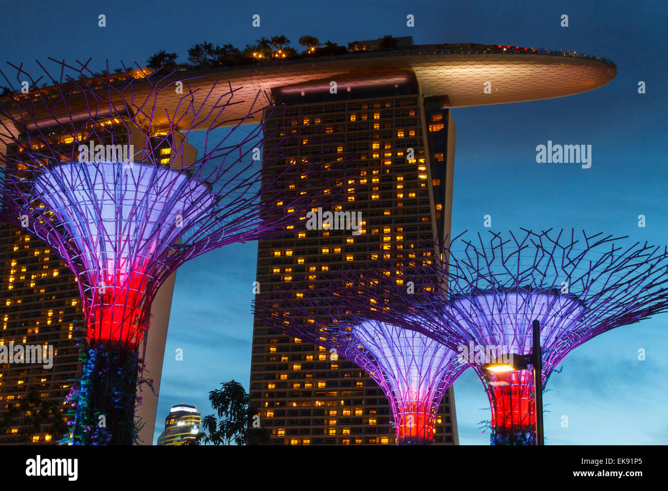 Gärten durch die Bucht und die Marina Bay Sands Hotel in der Abenddämmerung. Singapur, Asien. Stockfoto