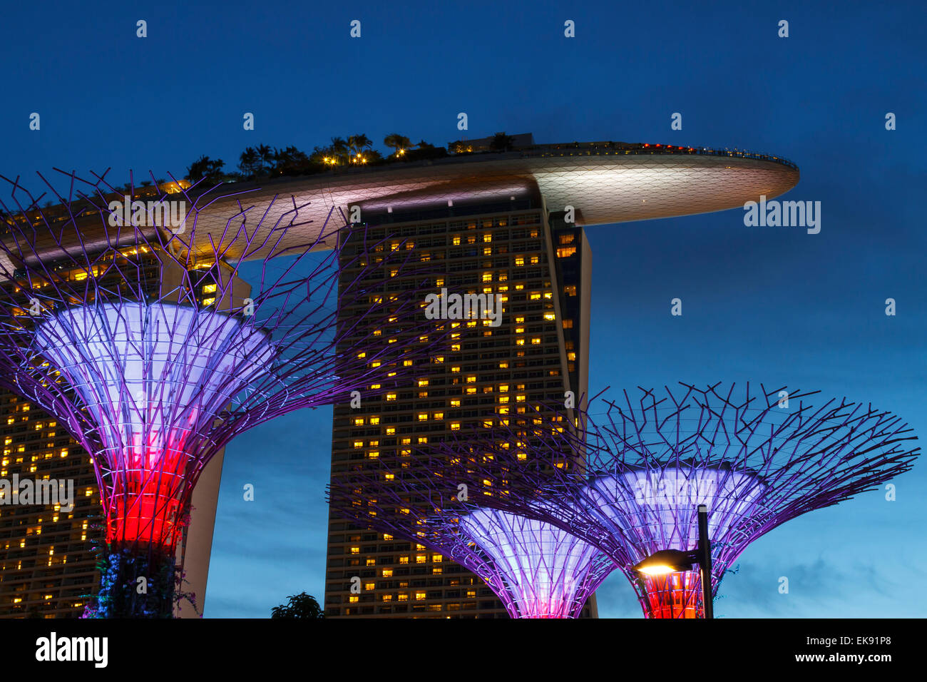 Gärten durch die Bucht und die Marina Bay Sands Hotel in der Abenddämmerung. Singapur, Asien. Stockfoto