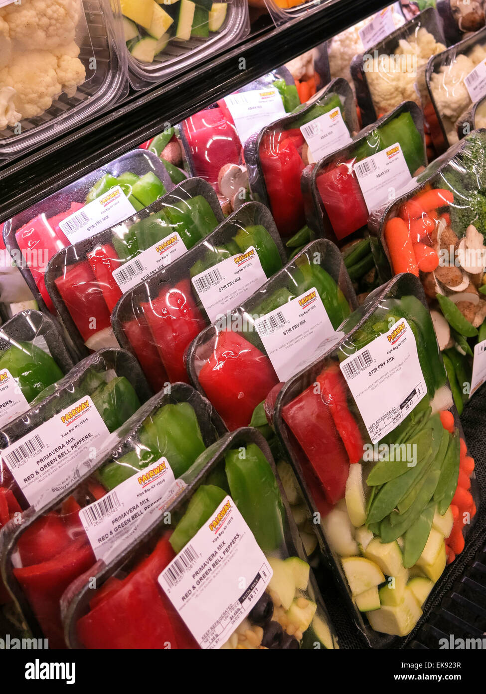 Schneiden Sie Gemüse-Pakete, produzieren Sie Abschnitt, Fairway Super Market, New York City, USA Stockfoto
