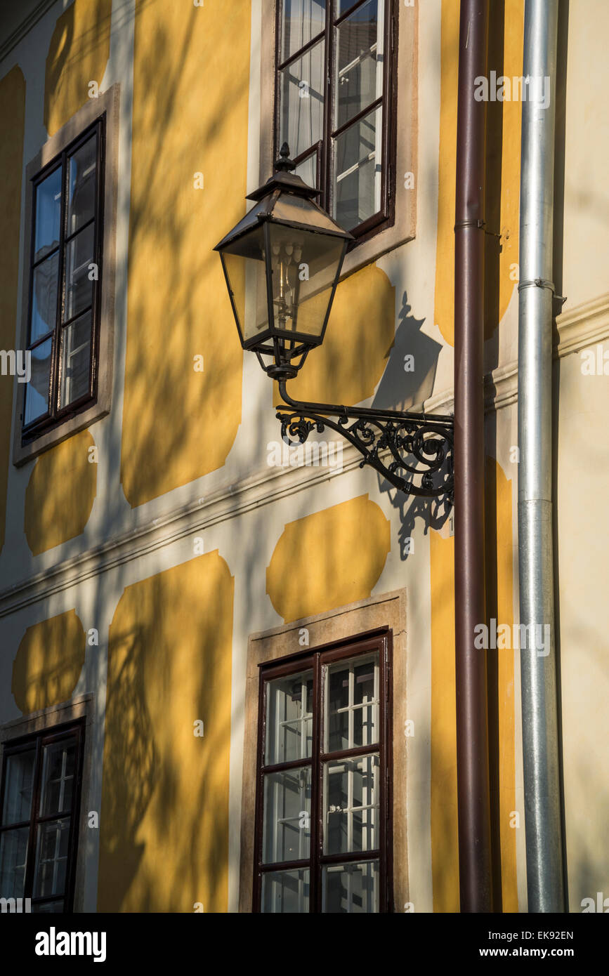 Traditionelles Haus mit Laterne, die Oberstadt, Zagreb, Kroatien Stockfoto