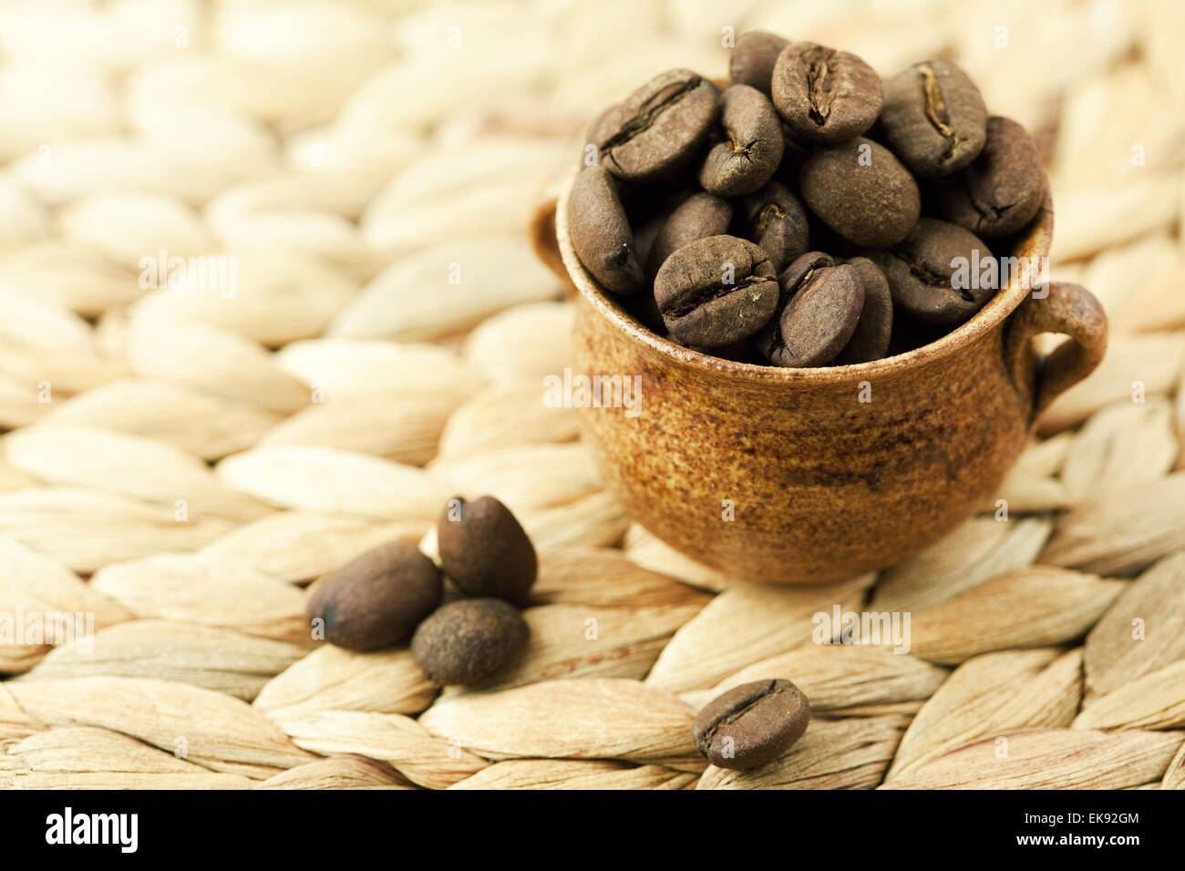 Kaffeebohnen in einen kleinen Krug liegen Stockfoto