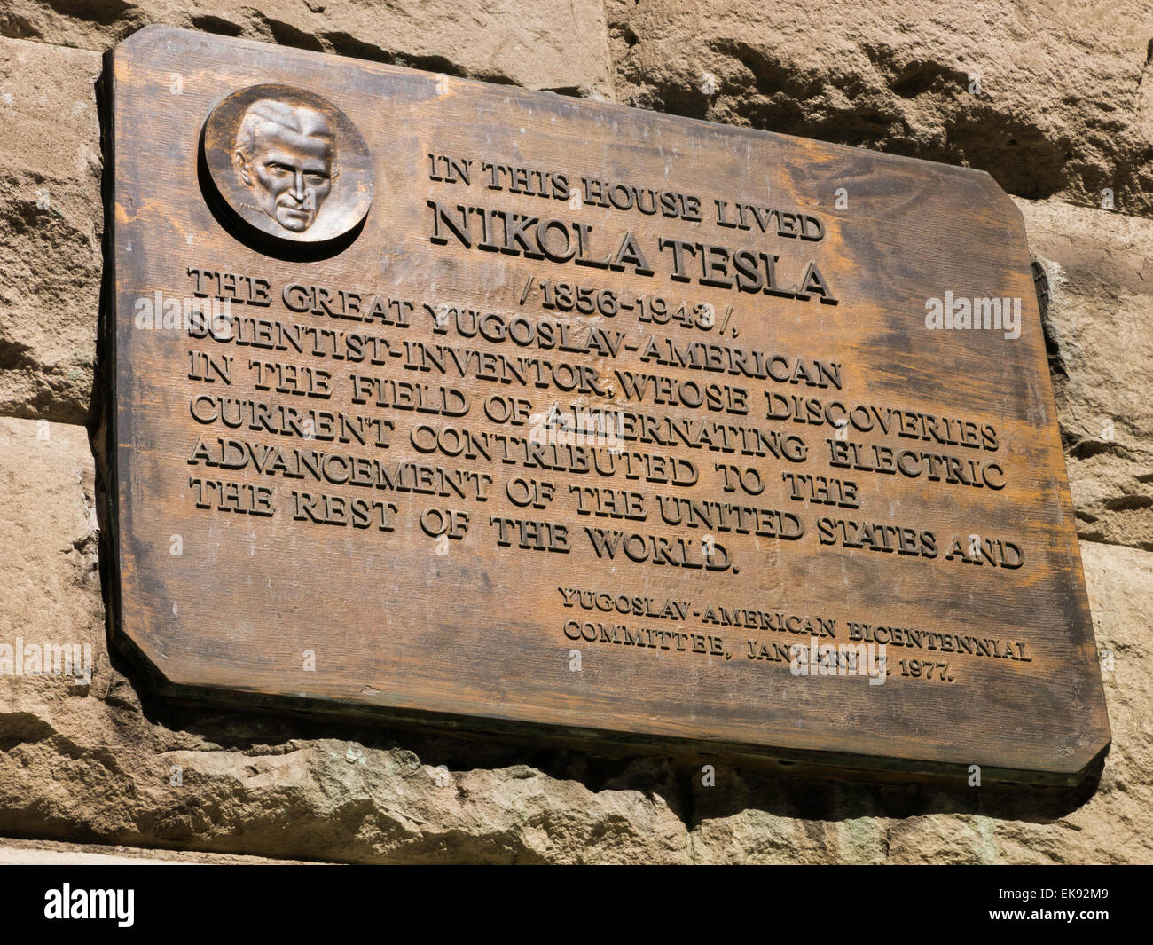 Bronzetafel zu Ehren Nikola Tesla, serbischer Erfinder und Ingenieur, NYC, USA Stockfoto