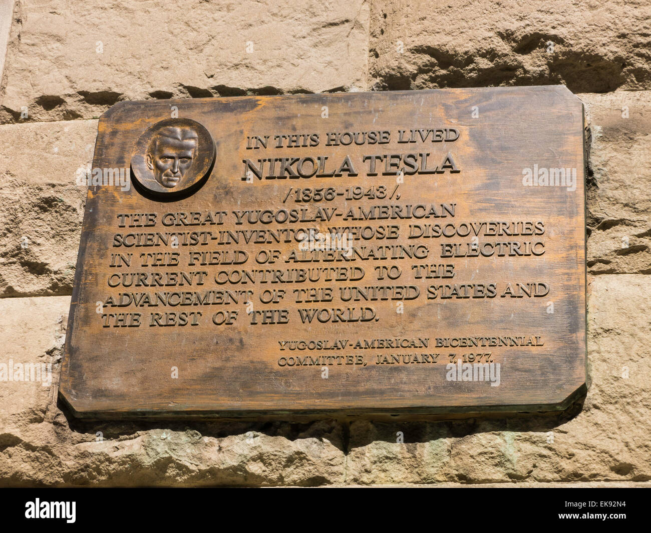 Bronzetafel zu Ehren Nikola Tesla, serbischer Erfinder und Ingenieur, NYC, USA Stockfoto