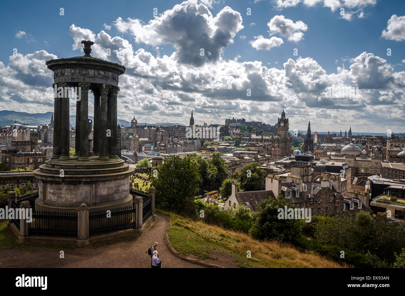 Blick über Edinburgh vom Calton Hill, Dugald Stewart Monument n den Vordergrund und das Schloss in der Ferne zeigen. Stockfoto