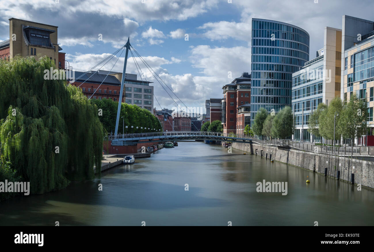 Valentinstag Brücke und den Temple Quay Bereich von Bristol, mit seiner Mischung aus alten und modernen Architektur. Langzeitbelichtung. Stockfoto