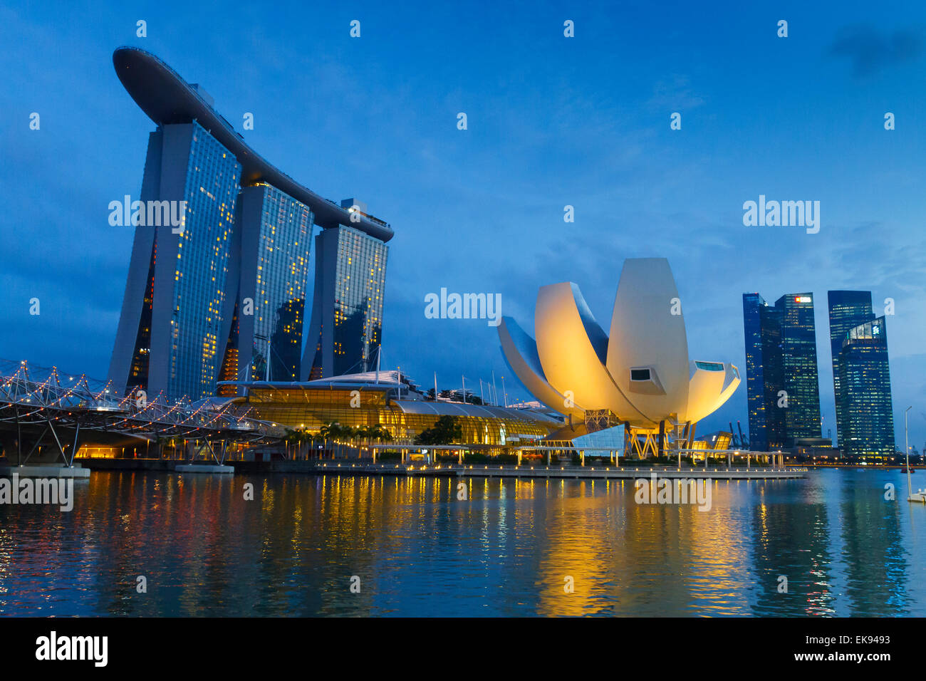 ArtScience Museum und Marina Bay Sands Hotel in der Nacht. Singapur, Asien. Stockfoto