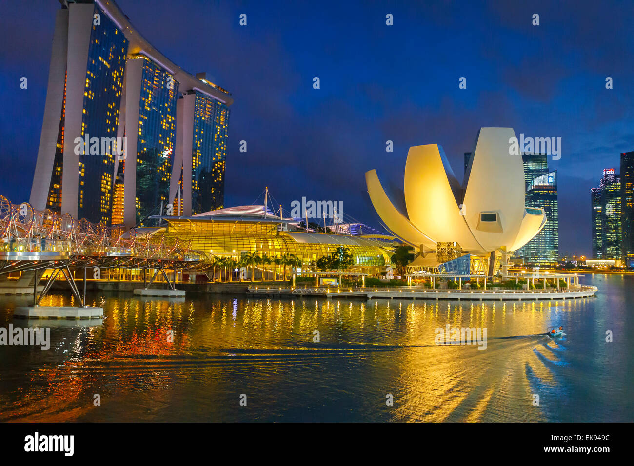 ArtScience Museum und Marina Bay Sands Hotel in der Nacht. Singapur, Asien. Stockfoto
