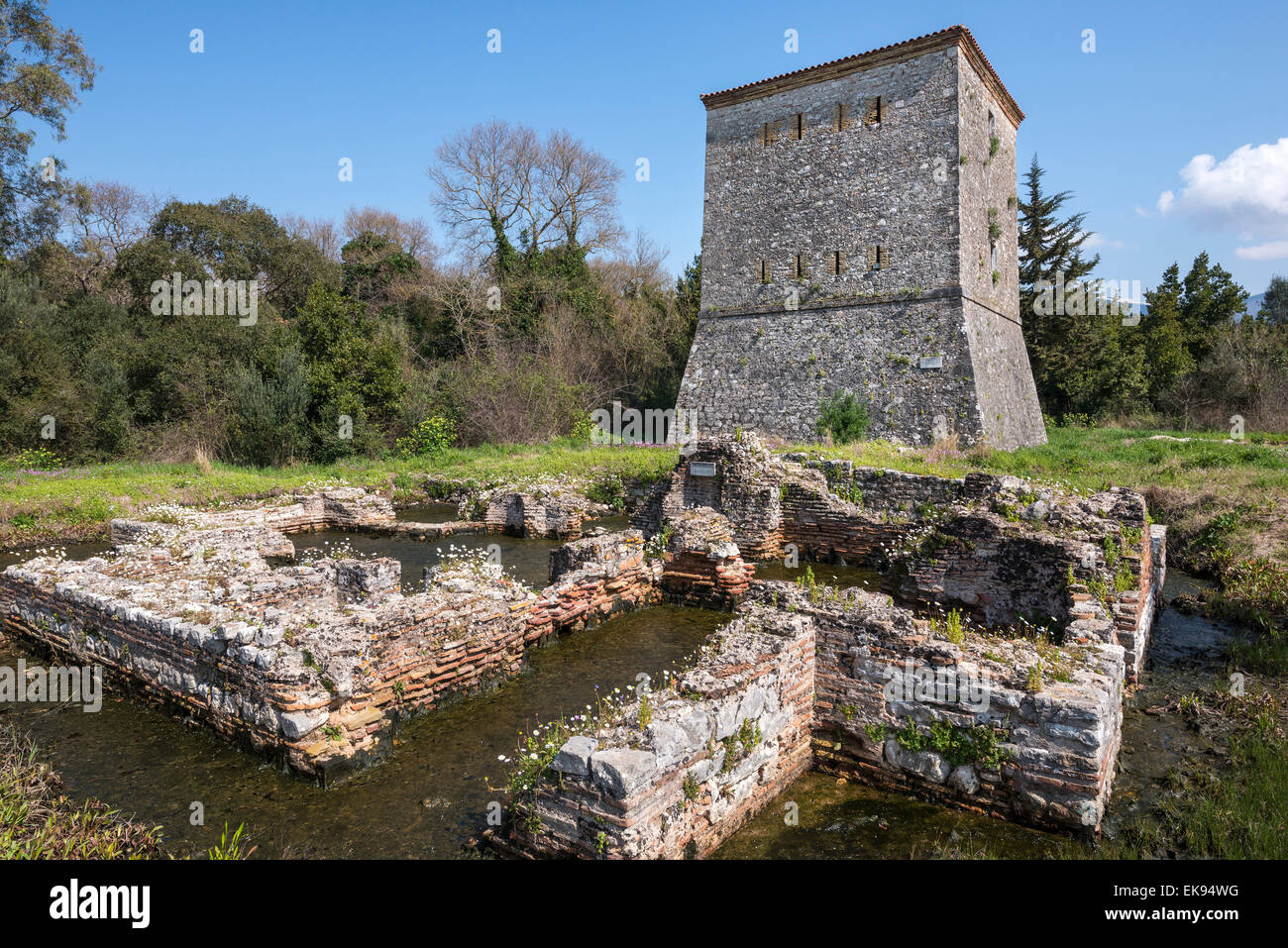 Die Ruinen eines römischen Badehauses und der venezianischen Turm bei Butrint in Südalbanien, Stockfoto