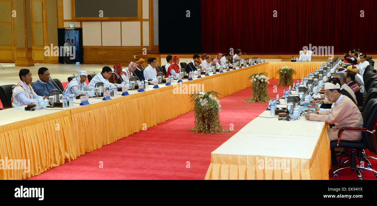Nay Pyi Taw, Myanmar. 8. April 2015. Myanmar-Präsident U Thein Sein (C) trifft sich mit einigen Politikern inländischen politischen Fragen im Präsidentenpalast in Nay Pyi Taw, Myanmar, 8. April 2015 diskutieren. © Myanmar Nachrichtenagentur/Xinhua/Alamy Live-Nachrichten Stockfoto