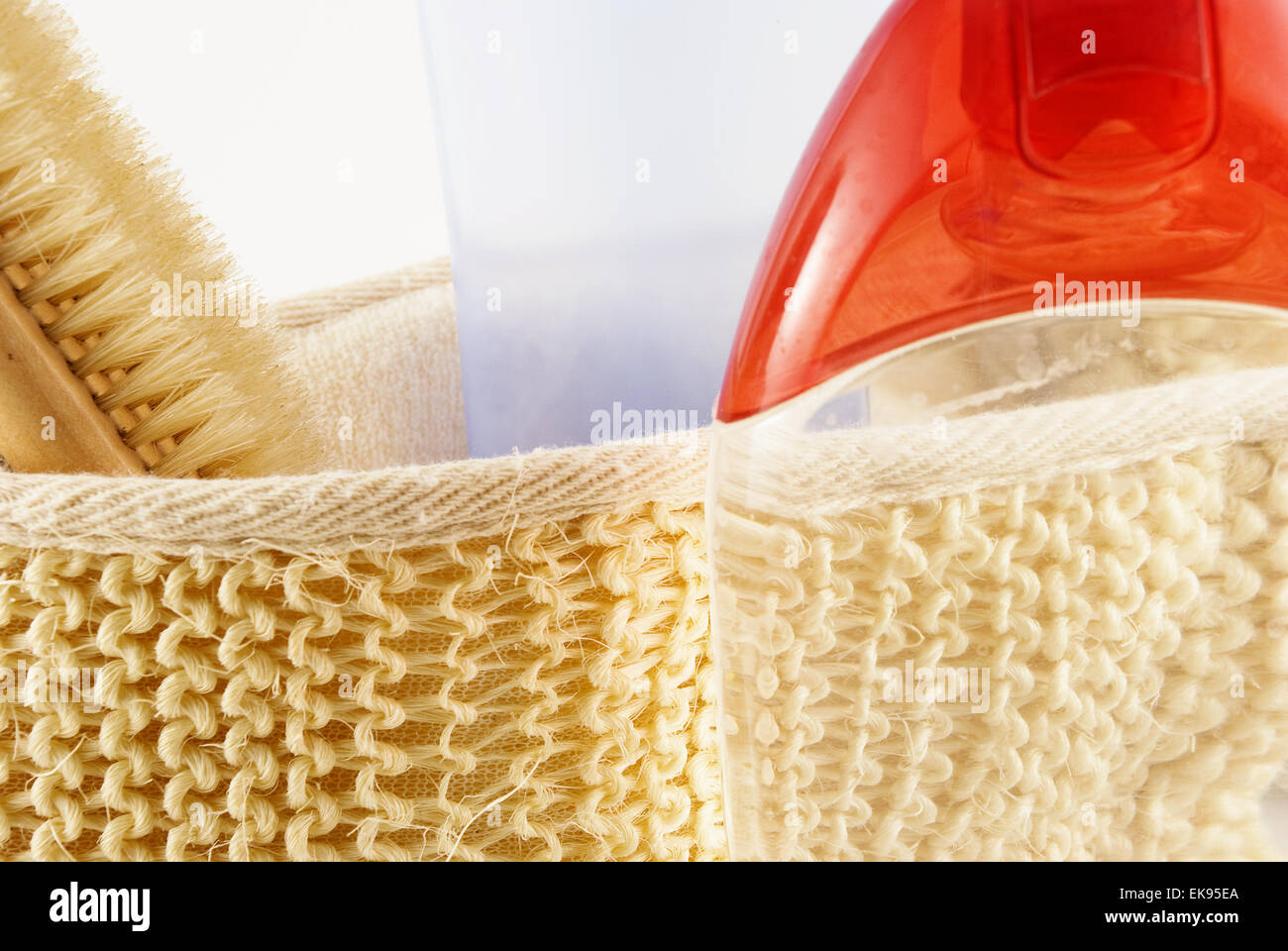 kosmetischer Behälter und Wolle isoliert auf weiss Stockfoto