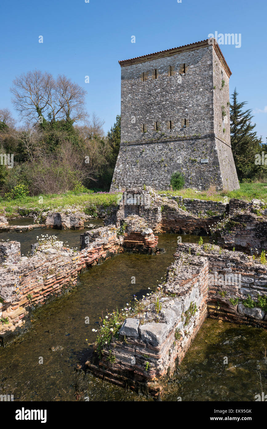 Die Ruinen eines römischen Badehauses und der venezianischen Turm bei Butrint in Südalbanien, Stockfoto