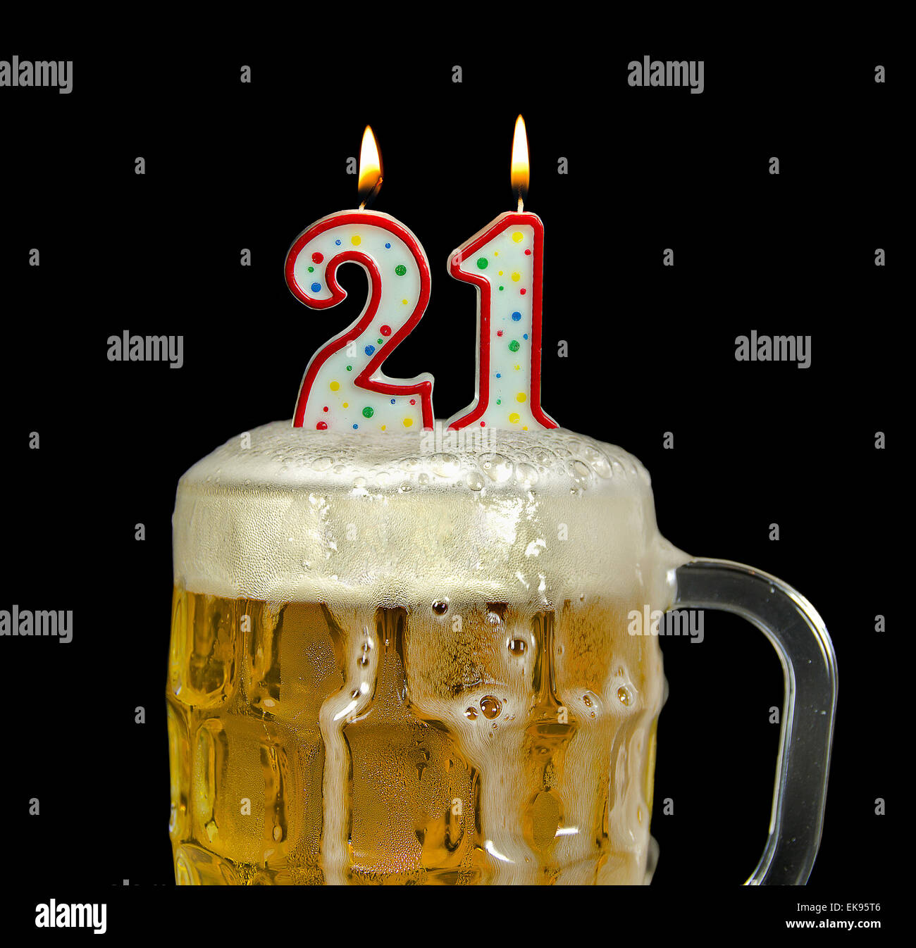 Geburtstagskerzen in Krug Bier zum 21. Geburtstag. Stockfoto