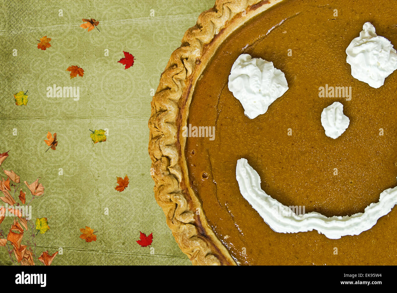 Peitschte Creme Gesicht auf Thanksgiving Kürbis Torte. Stockfoto