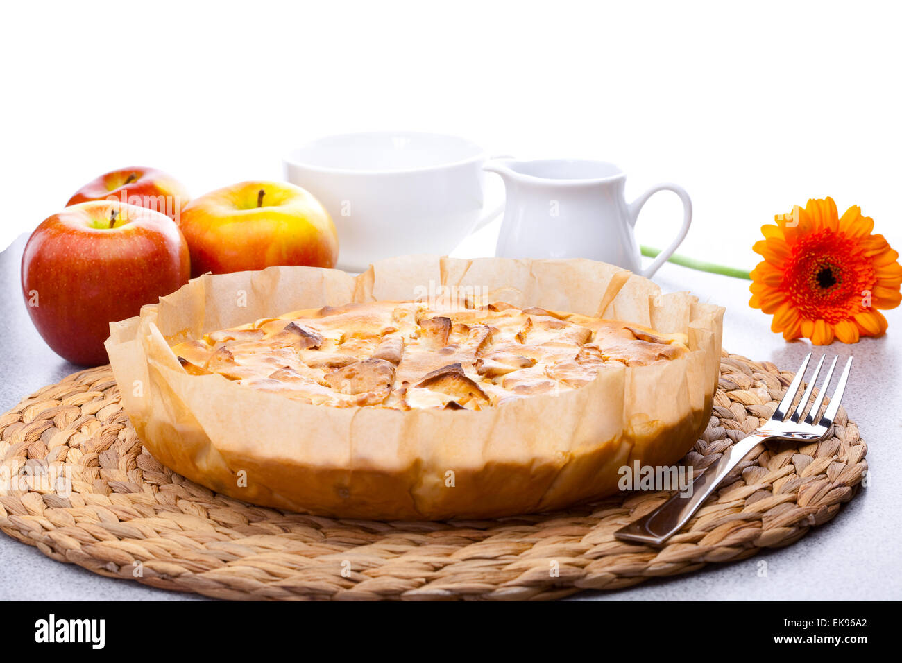 Stillleben mit Apfelkuchen, Apfel Gerbera Milchkännchen und eine Tasse Stockfoto