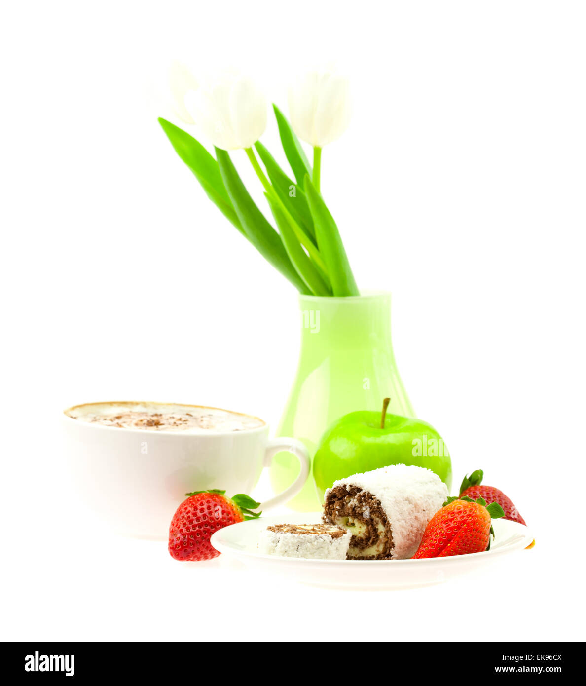 süße Brötchen und Erdbeere auf eine Untertasse Tasse Cappuccino Vase wi Stockfoto